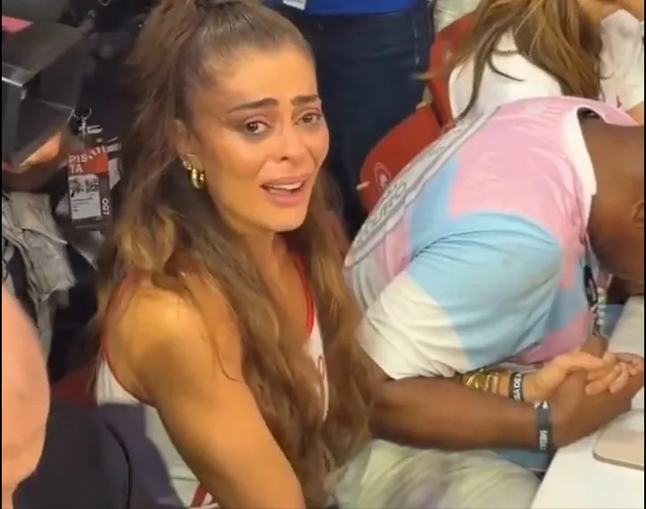 Juliana Paes vira meme na apuração do Carnaval 2026: Emoção da Rainha viraliza e diverte a web