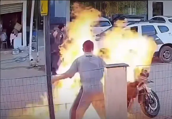Homem tenta incendiar moto apreendida pela PM e acaba queimando a si mesmo e à própria mãe