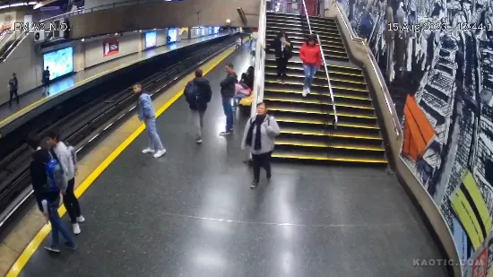 Homem se lança às vias do Metrô de Santiago e é atingido por trem