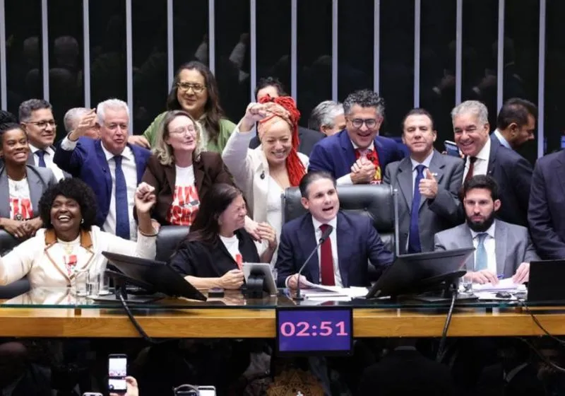 Câmara aprova PEC que acaba com a escala 6x1 no Brasil