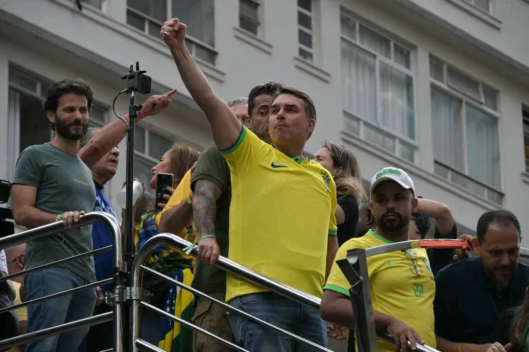 TSE suspende pesquisa da AtlasIntel sobre queda de Flávio Bolsonaro