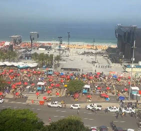 Multidão já lota Copacabana para o mega show de Shakira no Rio!