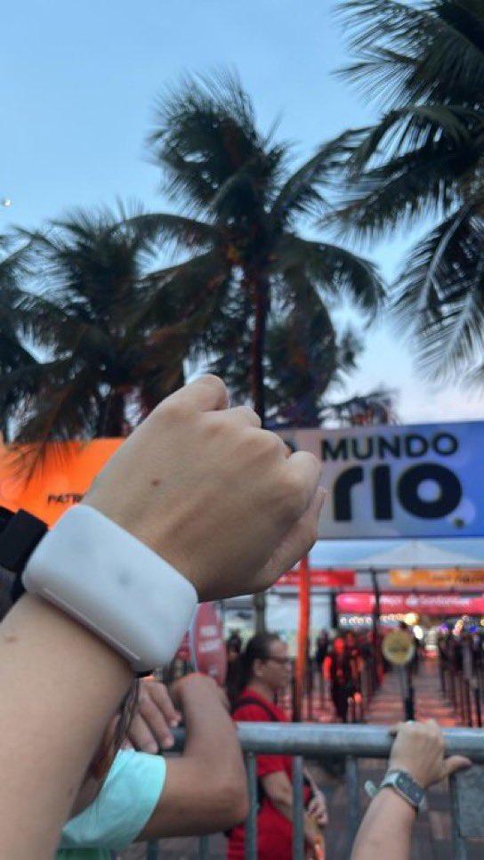Fãs de Shakira recebem pulseiras de LED para o show em Copacabana