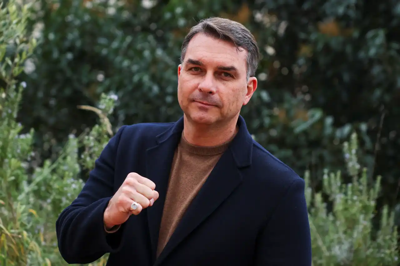 Flávio Bolsonaro promete “acabar com a esquerda” pelos próximos 40 anos